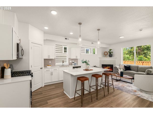 18945 Sw HAZELWOOD Ln L-7, Beaverton, OR 97078