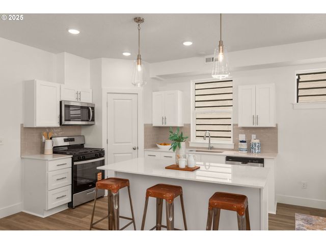 18945 Sw HAZELWOOD Ln L-7, Beaverton, OR 97078