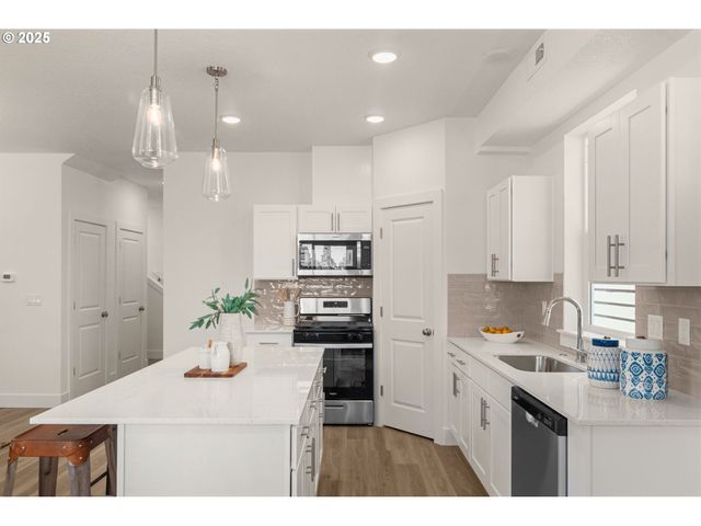 18945 Sw HAZELWOOD Ln L-7, Beaverton, OR 97078