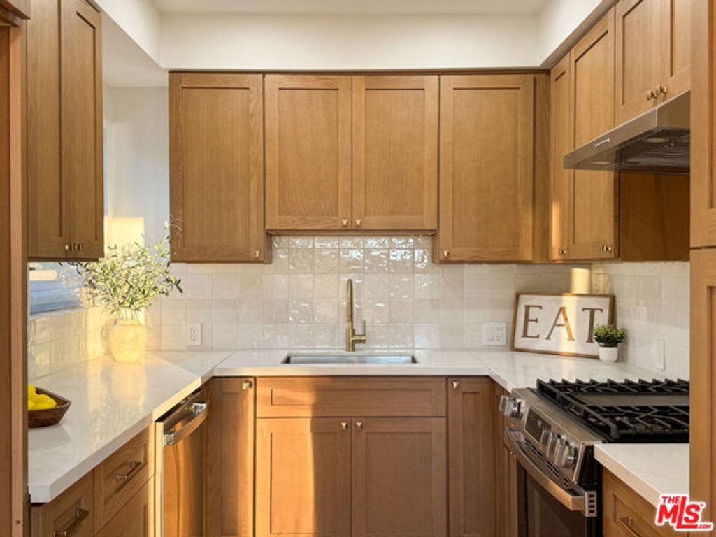 4579 Ambrose Avenue 8, Los Angeles, CA 90027