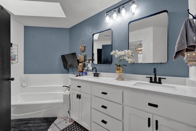 6407 W CHENOT Drive, Amarillo, TX 79109