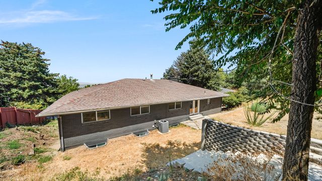 552 E CHELSEA DR, Bountiful, UT 84010