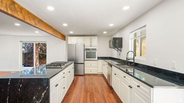 552 E CHELSEA DR, Bountiful, UT 84010