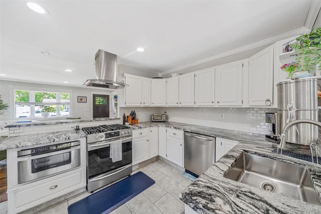 577 Oak Avenue, Bohemia, NY 11716