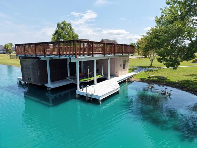 143 Lago Circle Drive N, Santa Fe, TX 77517