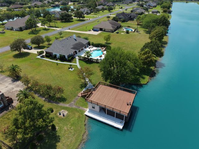 143 Lago Circle Drive N, Santa Fe, TX 77517