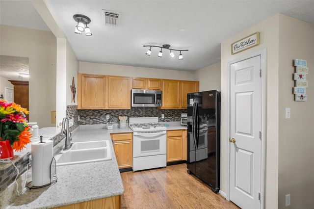 6923 Grant Drive, Magnolia, TX 77354
