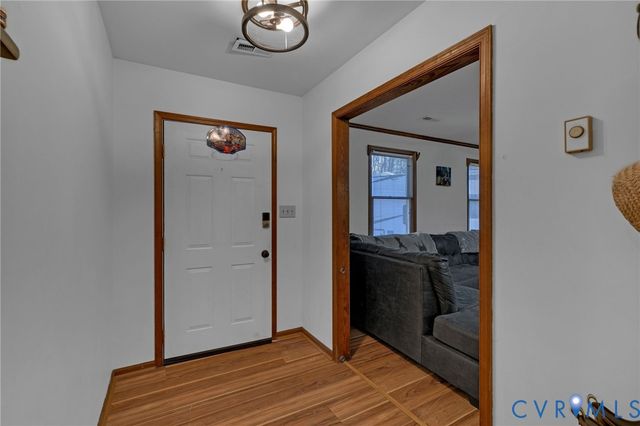 9925 Friendship Rd, North, VA 23128