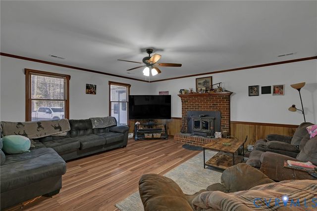 9925 Friendship Rd, North, VA 23128