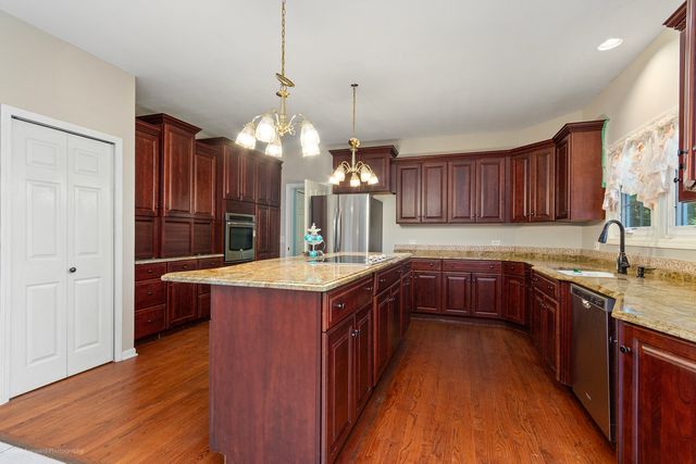 52 Oak Creek Drive, Yorkville, IL 60560