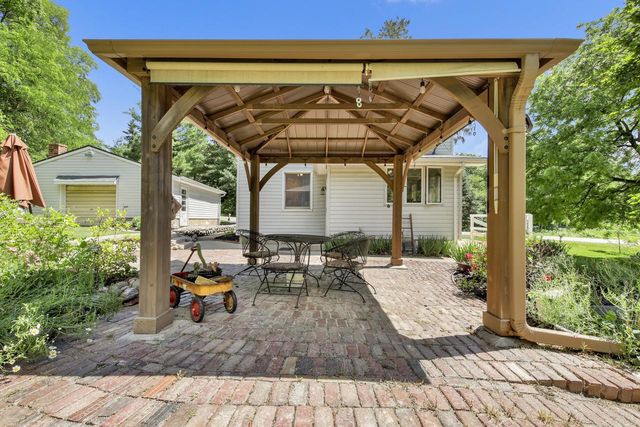 4135 S Racine AVENUE, New Berlin, WI 53146