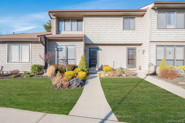 29 Stanford Court, Wantagh, NY 11793