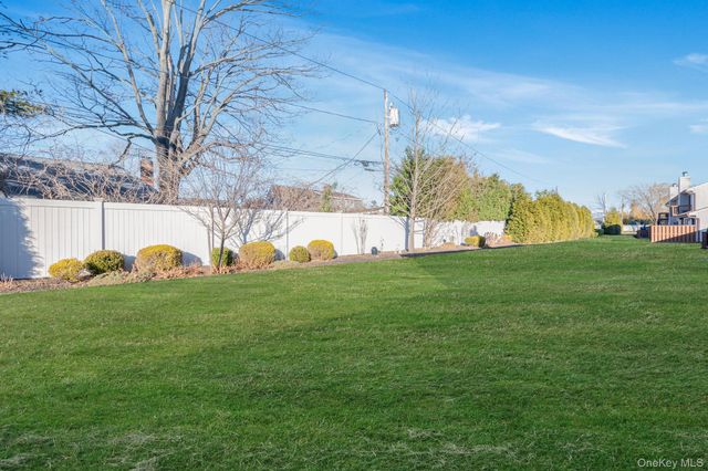 29 Stanford Court, Wantagh, NY 11793