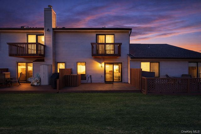 29 Stanford Court, Wantagh, NY 11793