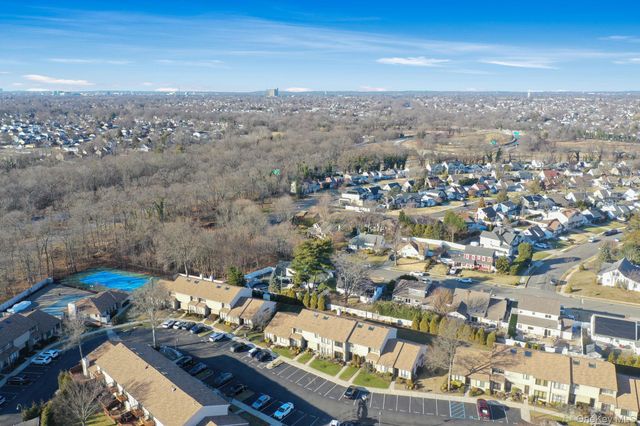 29 Stanford Court, Wantagh, NY 11793