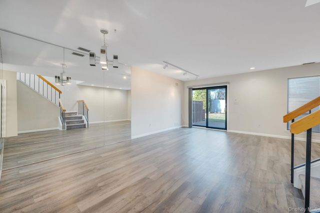 29 Stanford Court, Wantagh, NY 11793