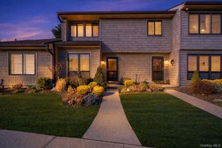 29 Stanford Court, Wantagh, NY 11793