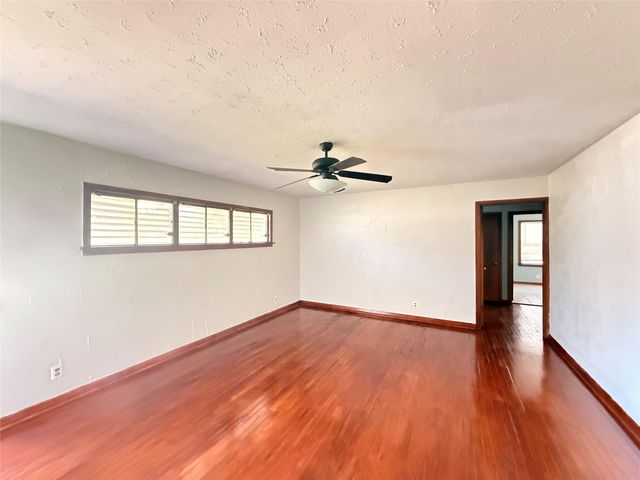 1521 15th Avenue N, Texas City, TX 77590