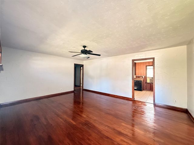 1521 15th Avenue N, Texas City, TX 77590