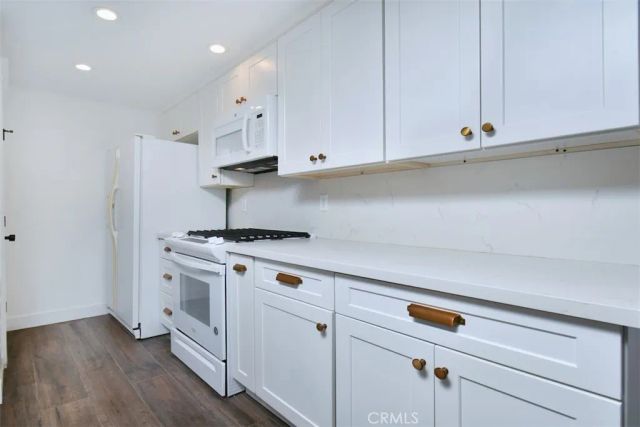 28159 Robin Ave, Saugus, CA 91350