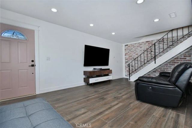 28159 Robin Ave, Saugus, CA 91350