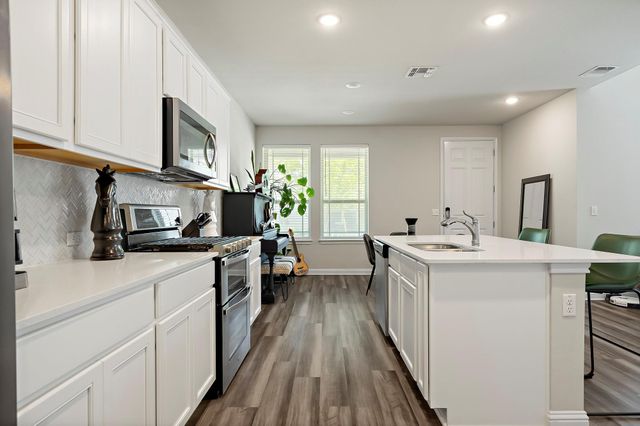 8013 Lennon DR, Austin, TX 78744