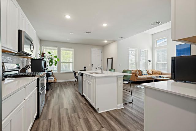 8013 Lennon DR, Austin, TX 78744