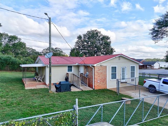 226 S Fishtrap Road, Greenville, SC 29611