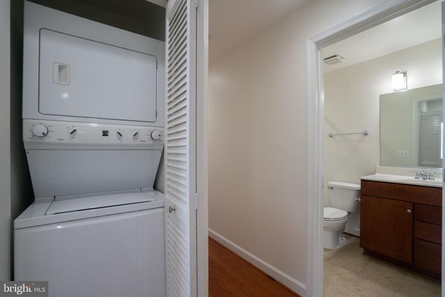 4083 S FOUR MILE RUN DR #402, Arlington, VA 22204