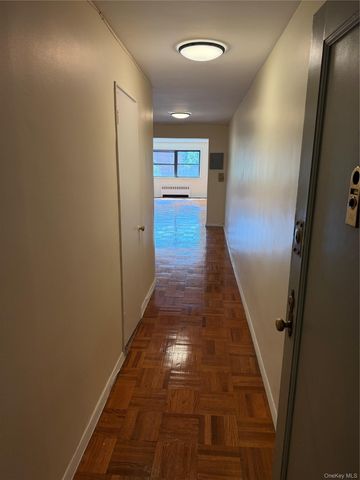 25 SHADY GLEN Court 3B, New Rochelle, NY 10805