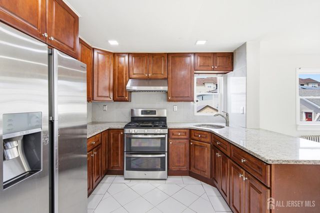 28 Saint Ann Street, Carteret, NJ 07008