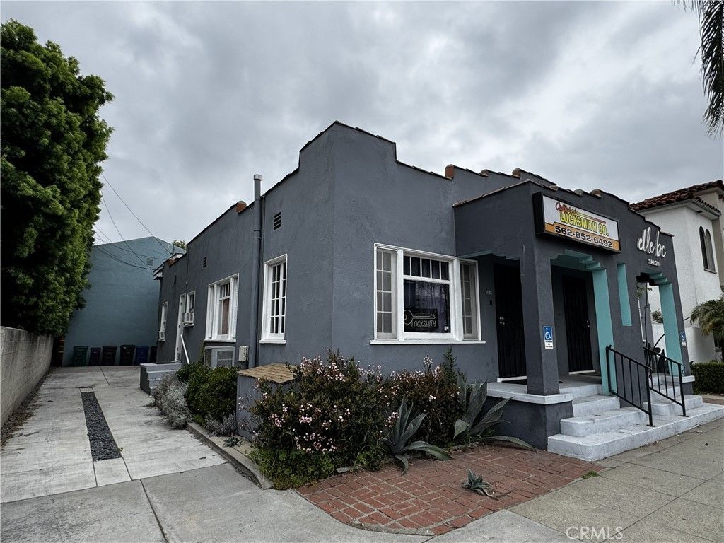 Image 3 of property listing at 341 Redondo, Long Beach, CA 90814