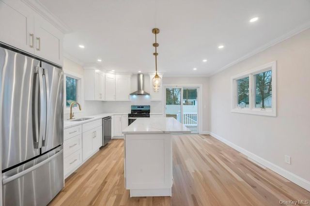 92 Sunset Road, Bay Shore, NY 11706