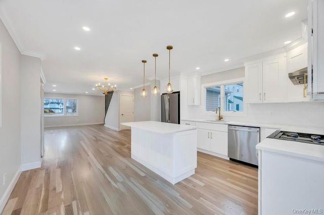 92 Sunset Road, Bay Shore, NY 11706