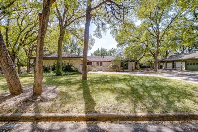 8605 Marys Creek Drive, Benbrook, TX 76116