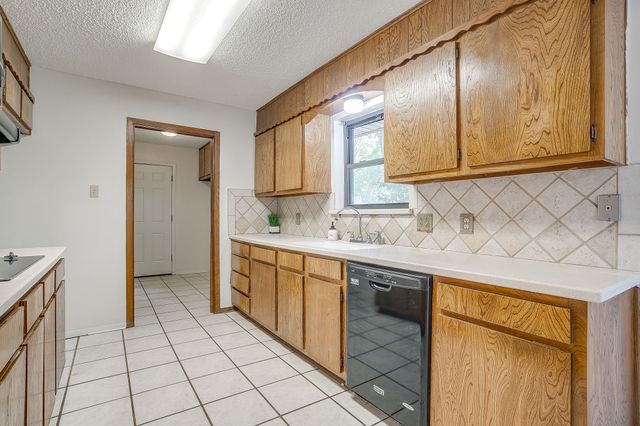 8605 Marys Creek Drive, Benbrook, TX 76116