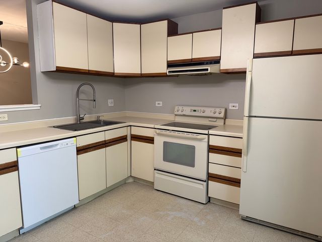 164 S Waters Edge Drive 201, Glendale Heights, IL 60139