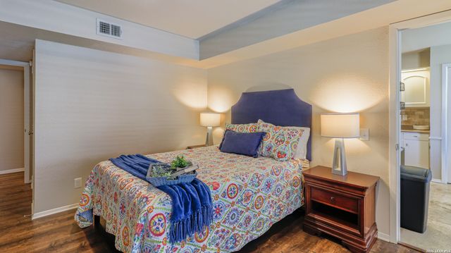 7500 Callaghan Rd Apt 236, San Antonio, TX 78229