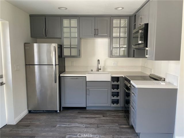 22018 Martinez St, Woodland Hills, CA 91364