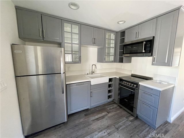 22018 Martinez St, Woodland Hills, CA 91364