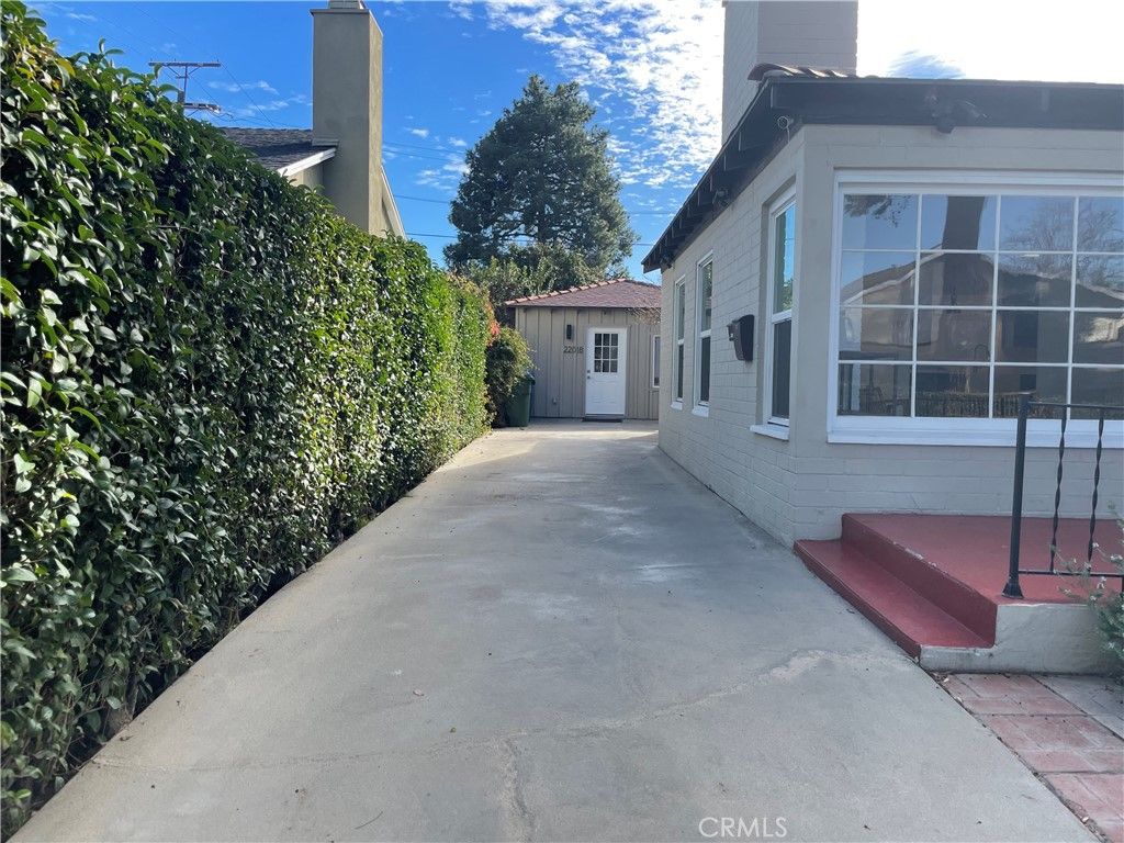 22018 Martinez St, Woodland Hills, CA 91364
