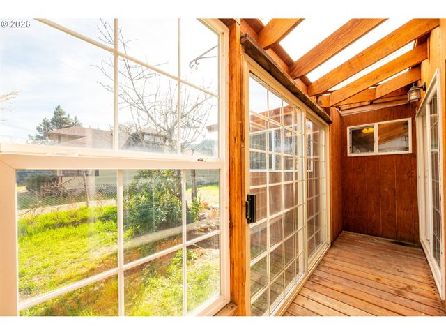 2745 W JAY Ave, Roseburg, OR 97471