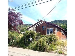 2745 W JAY Ave, Roseburg, OR 97471