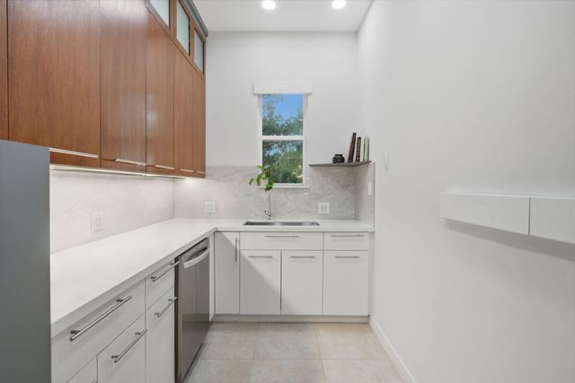 3 Farington Way, The Woodlands, TX 77382