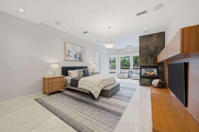 3 Farington Way, The Woodlands, TX 77382