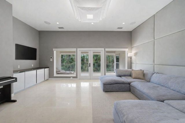 3 Farington Way, The Woodlands, TX 77382