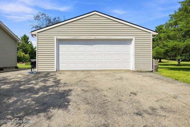 7406 Commonwealth Dr, Crestwood, KY 40014