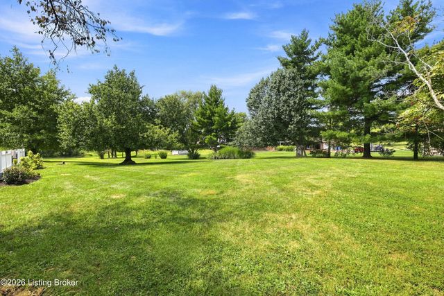 7406 Commonwealth Dr, Crestwood, KY 40014