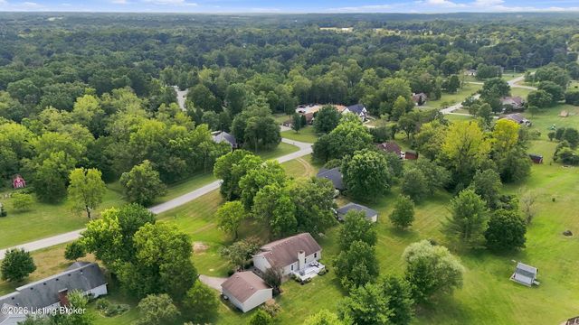7406 Commonwealth Dr, Crestwood, KY 40014