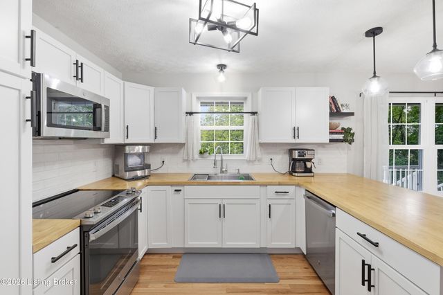 7406 Commonwealth Dr, Crestwood, KY 40014